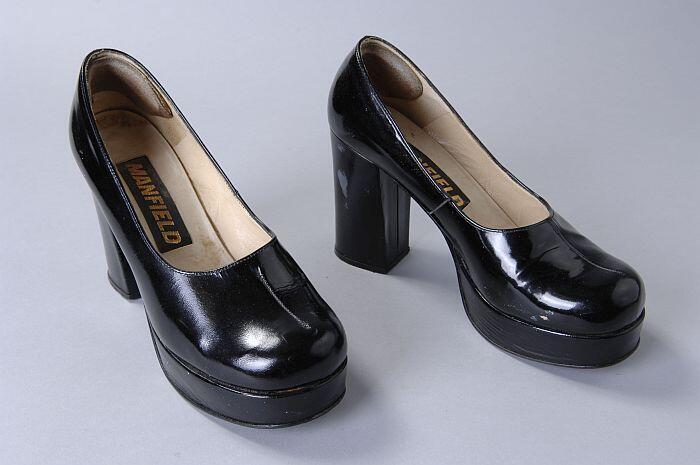 Zwarte lakleren pumps met dikke plateauzool en zeer hoge blokhak