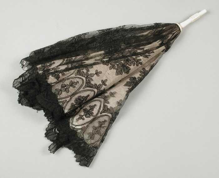 Kleine parasol met bekleding van witte zijde bedekt met zwart kant, ivoren punt, gebroken, witte,…