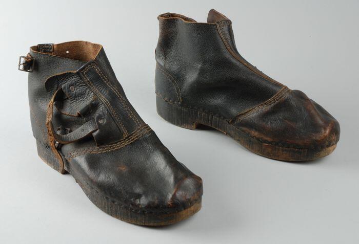 Leren enkelhoge herenschoenen met houten zool en gespsluitingen, uit de tweede wereldoorlog