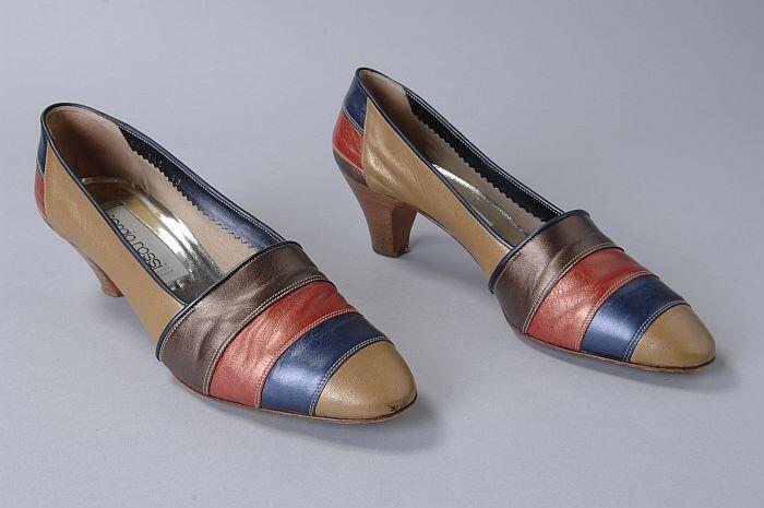 Leren pumps in goud, bruin, rood en blauw, allen met metaalglans, zwarte bies, louishakje