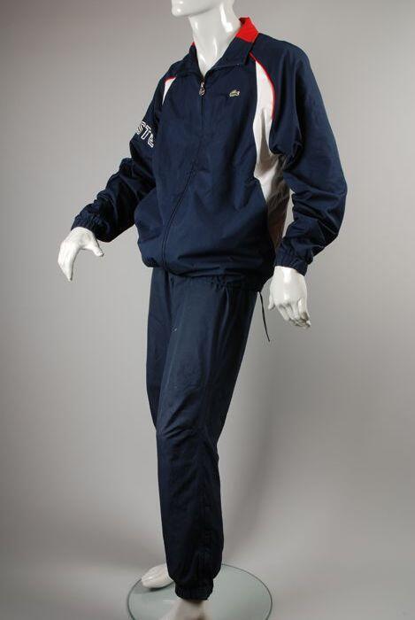 Blauwe trainingsbroek van merk Lacoste met rood-witte streep aan de achterzijde