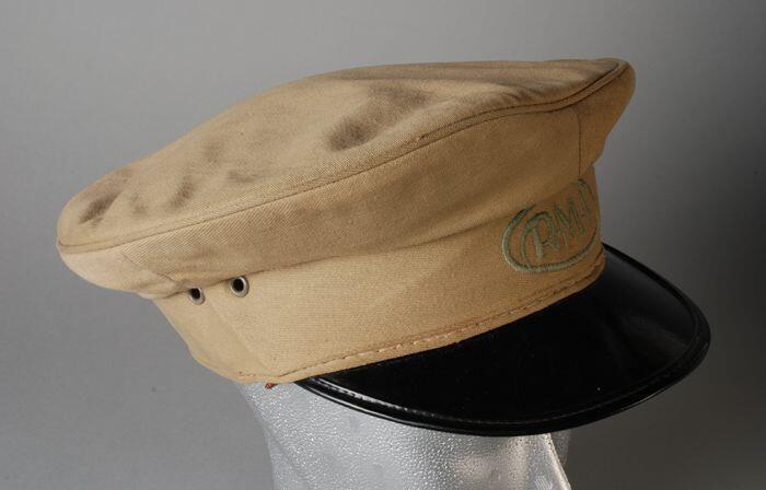 Groene katoenen uniformpet RMI met zwarte glimmende klep, boven klep geborduurd embleem RMI in ovaal