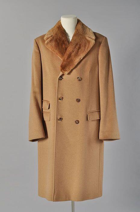 Lange mantel van goudbruin kameelhaarmet dubbele rij knopen en wolige kraag, "Amadeus Fashion",…