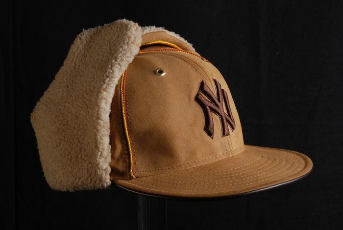 Pet met kleppen NY, merk New Era, beige suedine