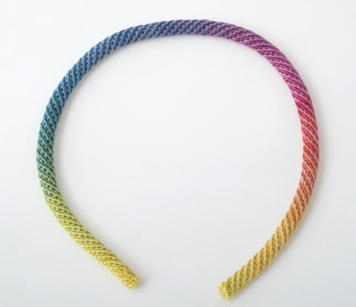 Koordketting van textiel, in de kleuren van het spectrum
