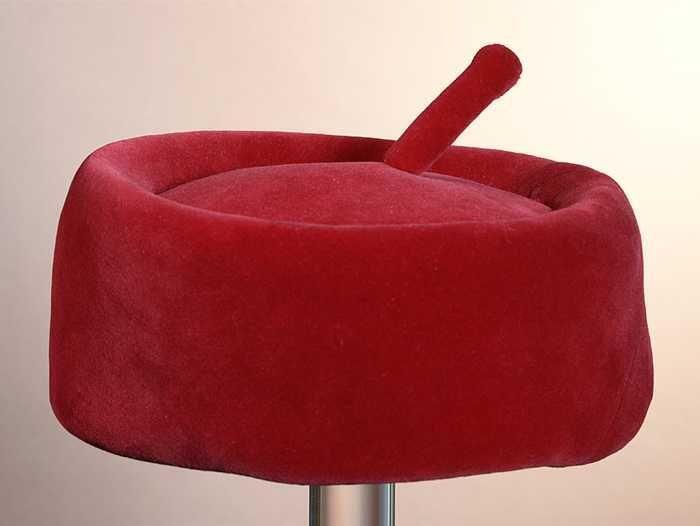 Kleine ronde dameshoed, type pillbox, rood fluweel