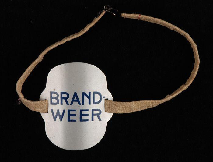 Armschild van de bedrijfsbrandweer van Van Nelle met "brandweer"