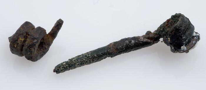 Bronzen fibula of mantelspeld, gebogen en smal model