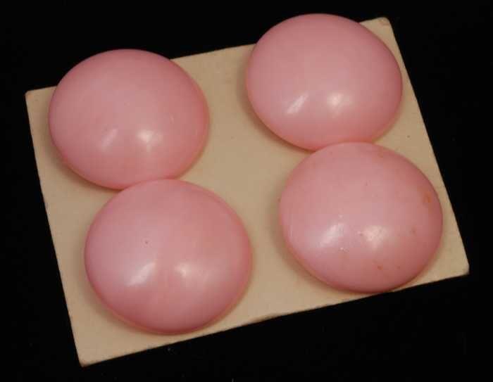 Twee paar oorbellen, clip met ronde roze plastic knop, op karton, kapper Van Vliet