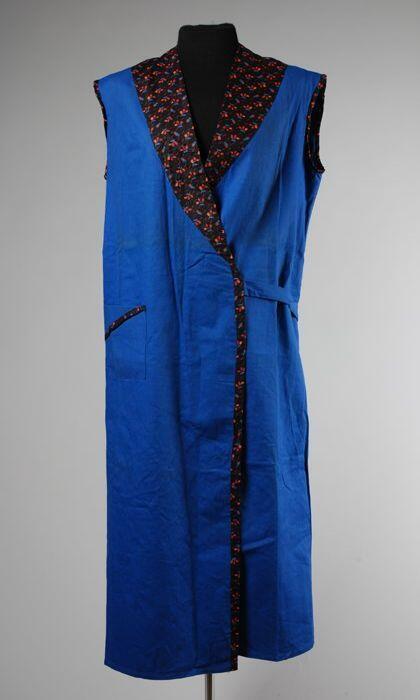 Blauw mouwloos strikschort afgebiesd met bloempatroon