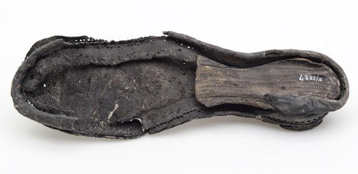 Fragmenten van damesschoen, houten binnenzool, vastgezet met houten nagels
