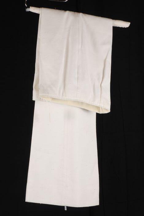 Lange pantalon van een linnenchtig witte stof, vrij rechte wijde pijpen