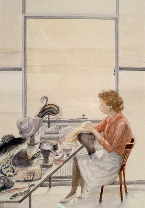 Aquarel, atelier met aan tafel werkende vrouw die aan hoofddeksel op cloche werkt