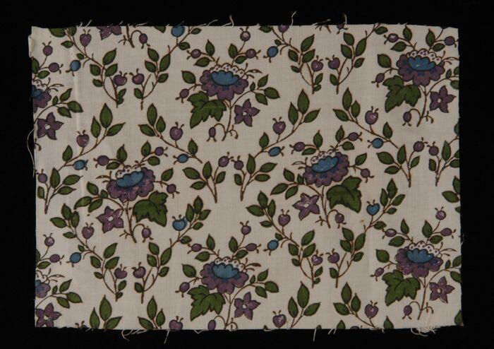 Stofstaal, katoen met bloem dessin gedrukt in groen, paars en blauw, Kralingse katoenaatschappij, …