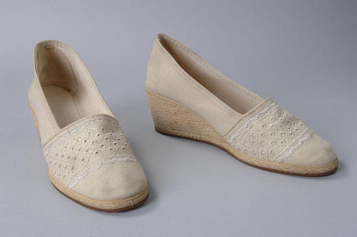 Ecrukleurige linnendamesschoenen met hoge sleehak met touw bekleed, broderieband over de wreef