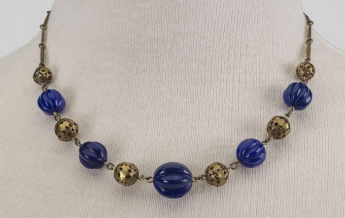 Damesketting met blauwe glazen en koperen kralen
