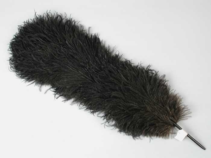 Veren hoedendecoratie of corsage, donkerbruine maraboeveer samengesteld uit meerdere (stukjes) veren