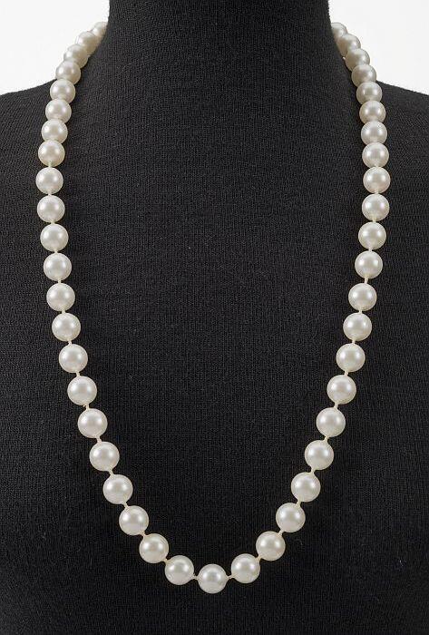 Parelmoerkleurige imitatie parelketting met slotje