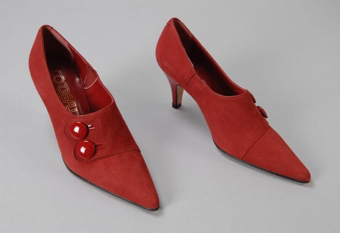 Paar rode suède damesschoenen met hoge hak en knopen, "Corbeau"