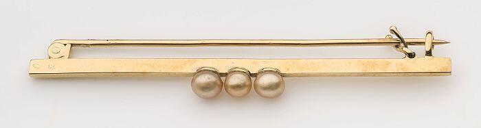 Gouden broche, kleine smalle staaf met centraal drie kleine roze parels, veiligheidssluiting