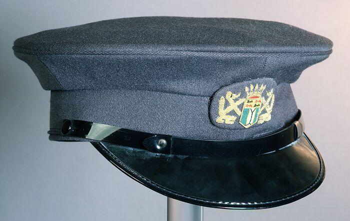 Uniformpet van chauffeur ambulancedienst GG&GD Rotterdam