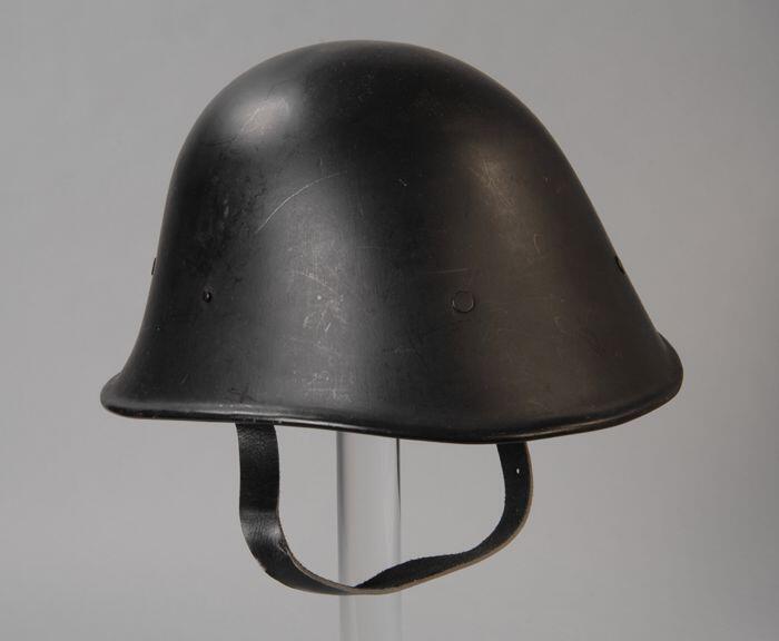Zwarte Nederlandse helm Nieuw Model model M.1927 zonder helmplaat, met binnenhelm van leer