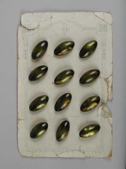 Knopenkaart met twaalf knopen, groen parelmoer, ovaal, oog in onderzijde