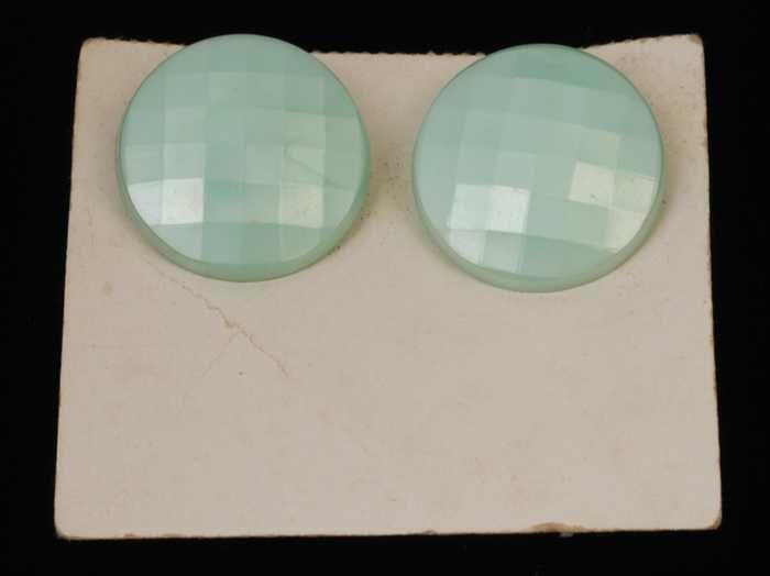 Paar oorbellen, clip met ronde mintgroene plastic knop met facetten, op karton, kapper Van Vliet