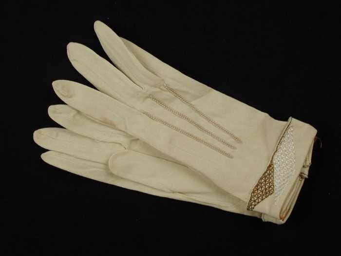 Paar korte dameshandschoenen van crèmekleurig tricot katoen met goudbruin en wit borduurwerk op de…