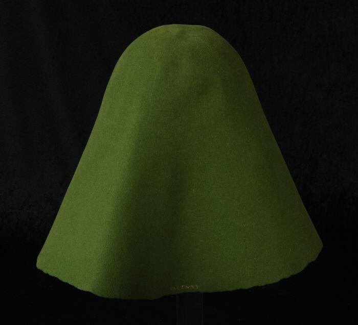 Cloche van donkergroen geschoren vilt, halffabrikaat