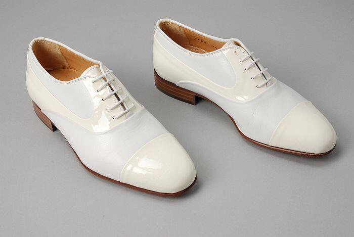 Paar herenschoenen van wit leer met witte lakneus, kleine hak, "Corbeau"
