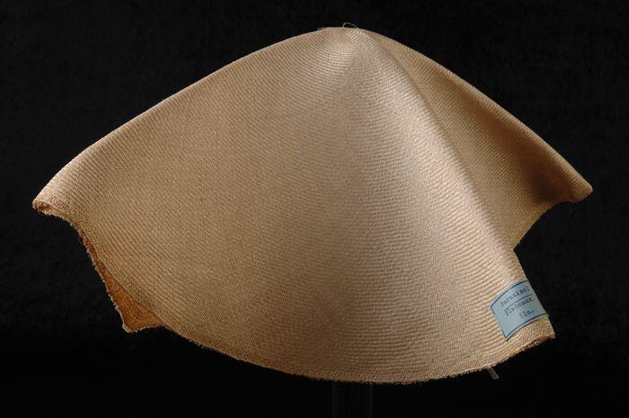 Cloche van stro, gevouwen, halffabrikaat