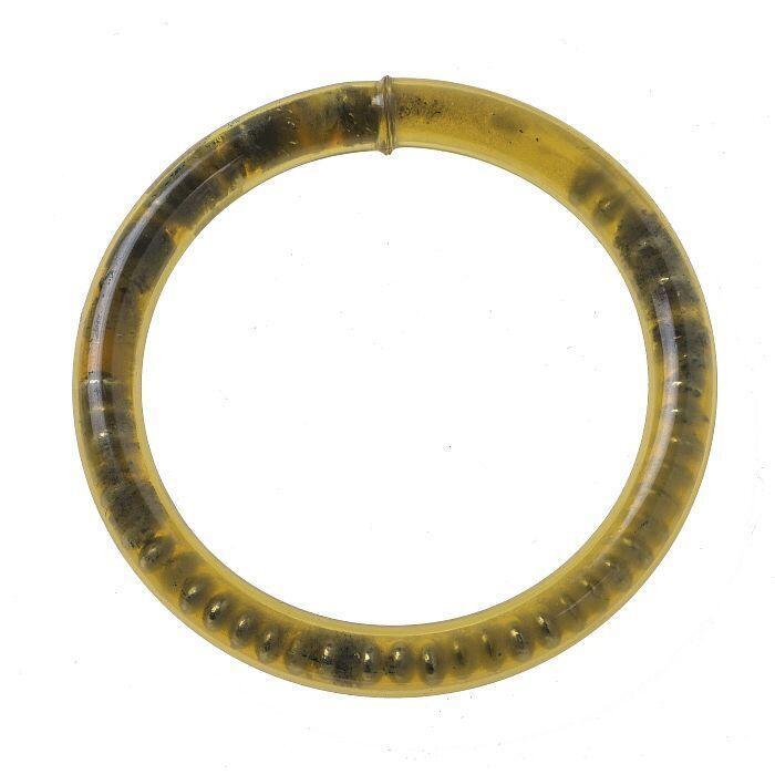 Lichtgroene transparante kunststofarmband, ingelegd met metalen kraaltjes