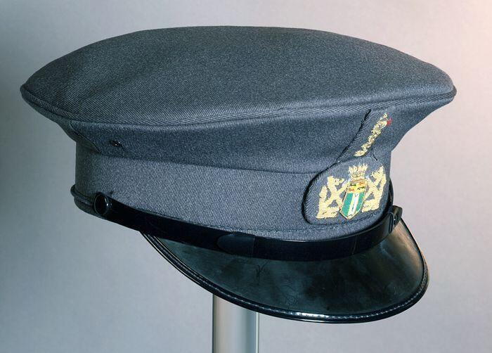 Grijze ronde uniformpet voor de ambulance van de GGD