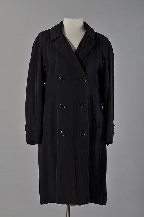 Knielange jas ofwel college-coat van zwarte keper met beige-rood-zwart geruite voering en losse…