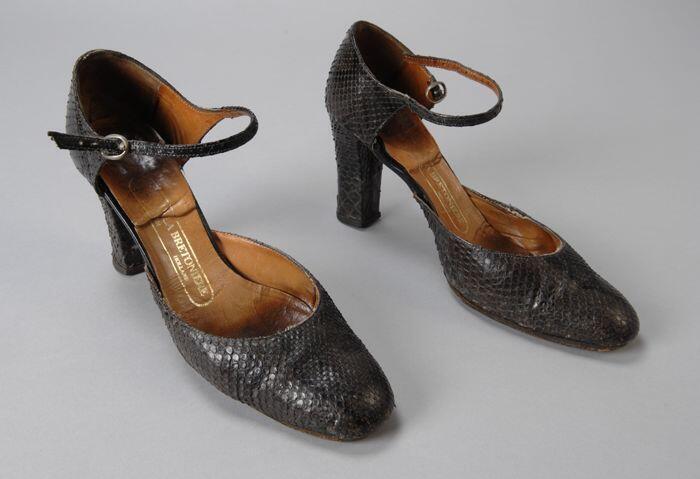 Open hakschoenen met dichte hiel en neus