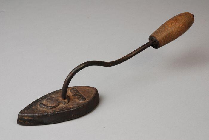 Klein strijkijzer met lange steel en houten handvat, zogenaamd mouwijzer, merk "Boscker"