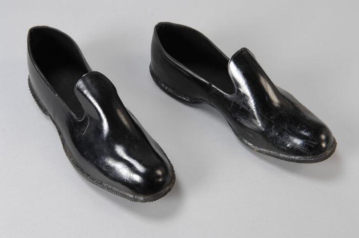 Zwarte rubbern overschoenen, laag model, horend bij een quarantaine pak van de GGD
