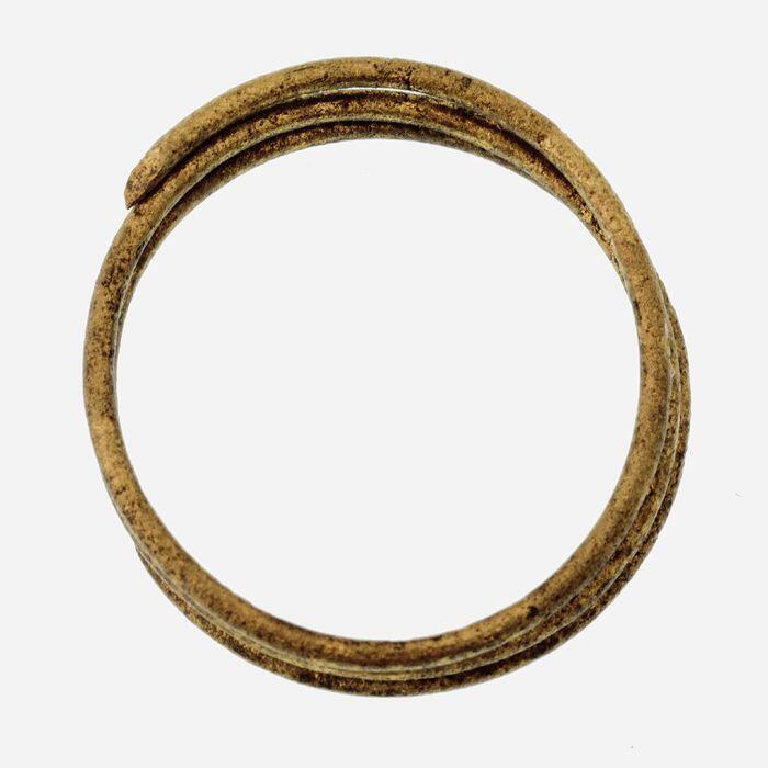 Ring, geel koper, bestaande uit drie windingen