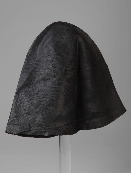 Cloche van zwart stro, gevouwen, halffabrikaat