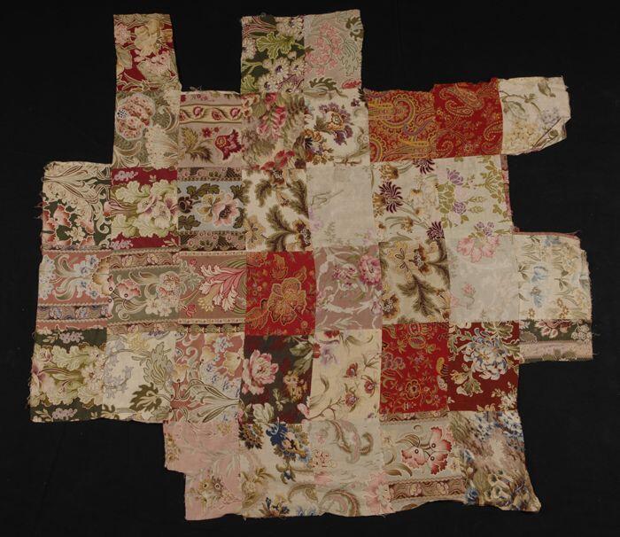 Patchwork lap van verschillende vierkante gebloemde lappen katoen fragment van japon?