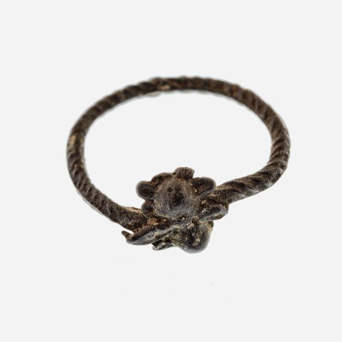 tinen ring met bloem en touwdecor