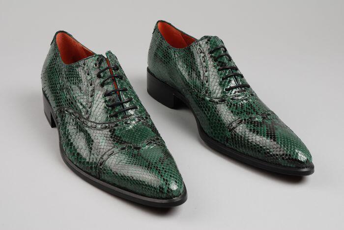 Paar herenschoenen van groen/zwart slangenleer met puntige, lange neus, kleine hak, "Corbeau"