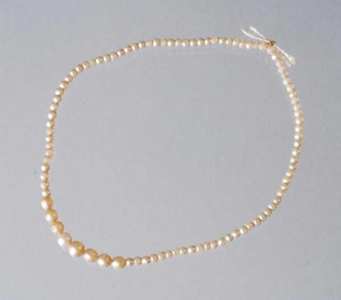 Poppenketting van parelmoer kralen
