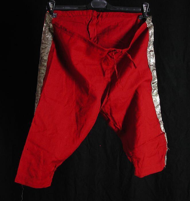 Rode kuitbroek met gouden bies, voor historische optocht 1913