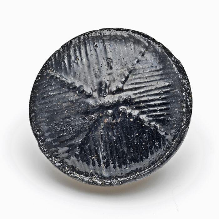 Zwart glazen knoop met matpatroon