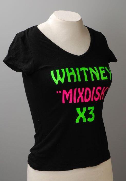 Zwart t-shirt, maat S, met in groene en roze letters "Whitney / "Mixdisk" / X3"