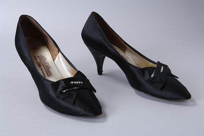 Zwarte satijnen avondschoenen met strik met strass-steentjes op het voorblad en naaldhak