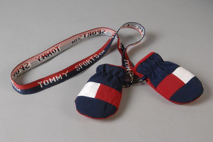 Paar kinderwanten zonder duim, in rood, donkerblauw en wit, vastgezet aan een riem, "TOMMY SPORTS"