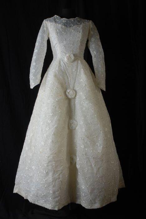 Trouwjapon van wit tule overtrokken met wit organza met glanzend wit borduursel, wijde halslijn,…